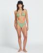 Mujer con Top bikini Volcom Simple Seamless verde triangular conjunto