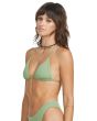 Mujer con Top bikini Volcom Simple Seamless verde triangular copas extraíbles