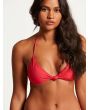 Mujer con sujetador de bikini triangular Simply Seamless rojo detalle