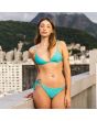 Mujer con Sujetador de Bikini Triangular Volcom Simply Seamless Turquesa lifestyle conjunto