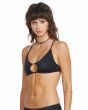 Mujer con top de bikini de tirantes Halter Volcom Simply Seamless X Negro abertura delantera