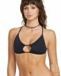 Mujer con top de bikini de tirantes Halter Volcom Simply Seamless X Negro copas extraíbles