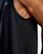 Hombre con Camiseta sin mangas deportiva Rvca Sport Vent negra tejido transpirable