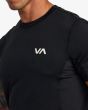Hombre con Top de manga corta RVCA VA Sport Vent Negro serigrafía VA pecho