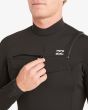 Hombre con traje de surf con cremallera en el pecho Billabong Absolute 4/3mm negro Chest Zip