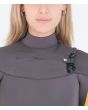 Mujer con traje de surf con cremallera en el pecho Hurley Advantage 4/3mm Marigold amarillo y gris Chest Zip