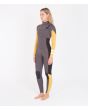 Mujer con traje de surf con cremallera en el pecho Hurley Advantage 4/3mm Marigold amarillo y gris izquierda
