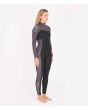 Mujer con traje de neopreno con cremallera en el pecho Hurley Advantage Plus 4/3 Wild Party derecha