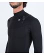 Hombre con traje de surf con cremallera en el pecho Hurley Advant 3/2mm Fullsuit negro Chest Zip