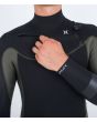 Hombre con traje de surf con cremallera en el pecho Hurley Advant 4/3mm Fullsuit verde y negro Chest Zip