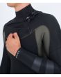Hombre con traje de surf con cremallera en el pecho Hurley Advant 4/3mm Fullsuit verde y negro gancho llaves