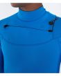 Hombre con traje de surf Hurley Air 4/3mm Fullsuit Azul Lagoon cierre Chest Zip