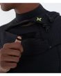 Hombre con traje de surf Hurley Plus 4/3mm Fullsuit Negro-Lemon bucle llaves