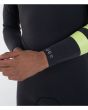 Hombre con traje de surf Hurley Plus 4/3mm Fullsuit Negro-Lemon puño