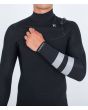 Hombre con traje de neopreno con cremallera en el pecho Hurley Advant 4/3mm Fullsuit negro Chest Zip