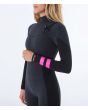 Mujer con traje de surf con cremallera en el pecho Hurley Plus 4/3mm negro grafito rayas block party