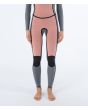 Mujer con traje de surf con cremallera en el pecho Hurley Plus 4/3mm negro grafito interior piernas
