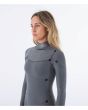 Mujer con traje de surf con cremallera en el pecho Hurley Advant Women 3/2mm Fullsuit negro interior panel delantero