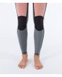 Mujer con traje de neopreno con cremallera en el pecho Hurley Plus 5/3mm negro grafito interior rodilleras