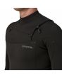 Hombre con traje de surf con cremallera frontal Patagonia R3 Yulex Regulator Negro logo pecho