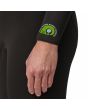 Mujer con Traje de Surf con cremallera en el pecho Patagonia W's R2 Yulex Regulator Front Zip Full Suit Negro puño