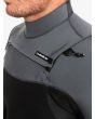 Hombre con traje de neopreno con cremallera en el pecho Quiksilver 4/3mm Everyday Sessions negro y gris Chest Zip