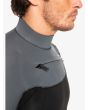 Hombre con traje de neopreno con cremallera en el pecho Quiksilver 4/3mm Everyday Sessions negro y gris costuras