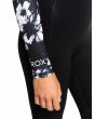 Mujer con traje de neopreno con cremallera en el pecho Roxy Elite 3/2mm negro floral manga