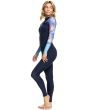 Mujer con traje de neopreno con cremallera en el pecho Roxy Pop Surf 4/3mm azul izquierda