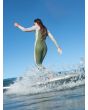 Mujer surfeando con Traje de Surf con Cremallera en la Espalda Roxy 4/3mm Rise Verde y Gris Lifestyle