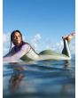 Mujer surfeando con Traje de Surf con Cremallera en la Espalda Roxy 4/3mm Rise Verde y Gris Lifestyle silueta