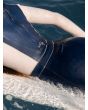 Mujer con Traje de neopreno con cremallera en el espalda Roxy Rise 3/2mm azul lifestyle bolsillo