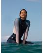 Mujer con Traje de neopreno con cremallera en el espalda Roxy Rise 3/2mm azul lifestyle en el agua