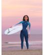 Mujer con Traje de neopreno con cremallera en el espalda Roxy Rise 3/2mm azul lifestyle