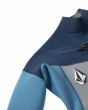 Detalle del panel del pecho del neopreno Volcom con costuras selladas, logo Volcom y cuello deslizante para mayor confort