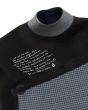 Interior del cuello del traje con diseño OP Art en blanco y negro y mensaje gráfico “True To This” exclusivo de la serie Modulator