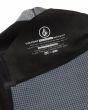 Instrucciones de cuidado impresas en la parte interior del neopreno Volcom con logotipo y lema de la marca