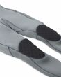 Primer plano de las rodilleras reforzadas del traje Volcom Modulator, con textura antideslizante y logo Stone en relieve