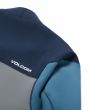 Parte trasera del hombro del traje con logotipo Volcom en blanco sobre fondo azul oscuro