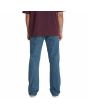 Hombre con Pantalón Vaquero Volcom Solver Denim Aged Indigo azul posterior