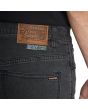Hombre con Pantalón Vaquero Volcom Solver Denim Stoney negro etiqueta