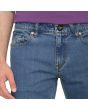 Hombre con pantalón vaquero slim Volcom Vorta Denim Aged Indigo bolsillos