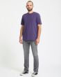 Hombre con pantalones vaqueros Volcom Vorta Denim Slim Concrete pierna recta