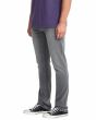 Hombre con pantalones vaqueros Volcom Vorta Denim Slim Concrete lateral
