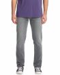 Hombre con pantalones vaqueros Volcom Vorta Denim Slim Concrete