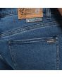 Hombre con pantalón vaquero Slim Volcom Vorta Denim Washed Blue etiqueta Water Aware