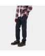 Hombre con pantalón vaquero Carhartt WIP Klondike Pant azul lateral