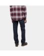 Hombre con pantalón vaquero Carhartt WIP Klondike Pant azul posterior