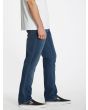 Hombre con Pantalón Vaquero Volcom Vorta Denim Retro Azul lateral