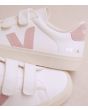 Zapatillas Veja Recife Chromefree Leather White Babe blancas y rosas para mujer logo